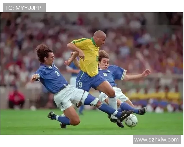 足球明星剧照高清图片欣赏展现球场魅力与风采的精彩瞬间